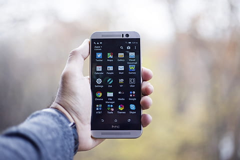 mà, smartphone, mòbil, telèfon, celebració, electrònica, htc, telèfon mòbil, pantalla, tecnologia, tecnologia sense fils, part del cos humà, mà humana, centrar-se en primer pla, una persona, connexió, primer pla, comunicació, adult, dispositiu d’informació portàtil, a l'aire lliure, dia, adult jove, 5K, CC0, domini públic, lliure de regalies