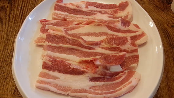 carn de porc, carn, menjar, vedella, vermell, tall, frescor, sopar, bistec, menjar i beguda, placa, carn processada, a l'interior, bacó, primer pla, cap gent, directament a sobre, vista d’angle alt, producte diari, aliments crus, benestar, menjar poc saludable, esmorzar, 1080P, CC0, domini públic, lliure de regalies