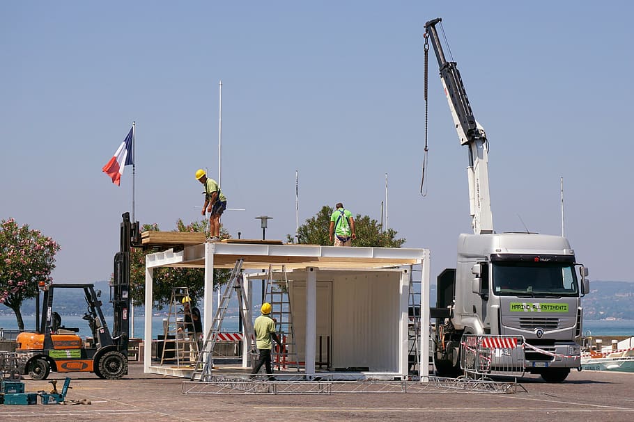 muntatge, treballar, construir, edifici, construcció, eina, grua, augmentar, alt, lloc, treballadors, treball de construcció, tecnologia, baukran, màquina, vehicle, industria de la construcció, lloc de construcció, transport, ocupació, indústria, vehicle terrestre, maquinària, treball, dia, cel, naturalesa, homes, generació de combustible i energia, homes madurs, cel clar, llum solar, a l'aire lliure, negocis, adult madur, manera de transport, gent, 4K