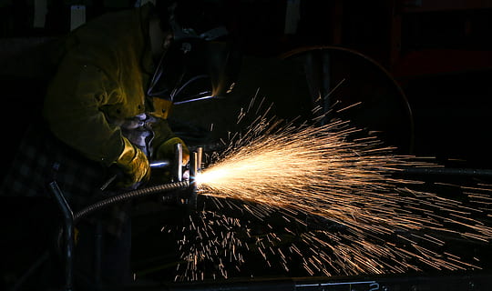funkelnd, Person, Schneiden, Metall, Innerhalb, Zimmer, Feuer, Flamme, Funke, Mann, Maske, Bewegungsunschärfe, Bewegung, eine Person, Besetzung, Industrie, Funken, Fertigkeit, Arbeiten, Männer, drinnen, Fabrik, Metallindustrie, Schleifer, Erwachsene, Schutz, Sicherheit, Geschäft, Schweißen, Eisen - Metall, 4K, CC0, gemeinfrei, lizenzfrei