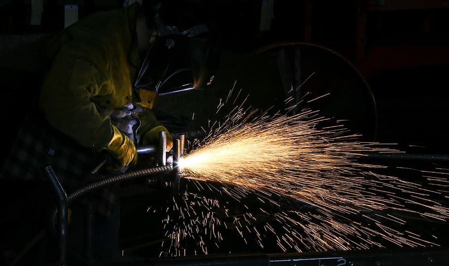 funkelnd, Person, Schneiden, Metall, Innerhalb, Zimmer, Feuer, Flamme, Funke, Mann, Maske, Bewegungsunschärfe, Bewegung, eine Person, Besetzung, Industrie, Funken, Fertigkeit, Arbeiten, Männer, drinnen, Fabrik, Metallindustrie, Schleifer, Erwachsene, Schutz, Sicherheit, Geschäft, Schweißen, Eisen - Metall, 4K