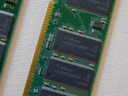 Rahmen, Technologie, Computers, Erinnerung, Elektronik, Computerausrüstung, Komponenten, elektronische Geräte, Computerchip, Leiterplatte, Halbleiter, Computer, elektrische Komponente, Ausrüstung, Elektronik-Industrie, Hauptplatine, Computerteil, Kondensator, Zentralprozessor, Elektrizität, Nahansicht, Transistor, elektrische Ausrüstung, Verbindung, keine Leute, Kommunikation, drinnen, Industrie, High Angle View, Komplexität, Nummer, grüne Farbe, Text, 4K, CC0, gemeinfrei, lizenzfrei