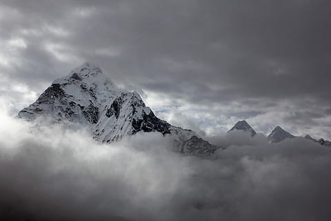 landskapsfotografering, fjell, dekke, snø, dekket, omgitt, stratus skyer, Sky, topp, skyet, høyde, snowcap, snowcap fjellet, bandw, monokrom, EBC, Everest base camp trek, Everest base camp, dughla, nepal, sky - himmel, himmel, naturskjønnhet - natur, fjellkjede, skjønnhet i naturen, miljø, fjelltopp, vinter, kaldtemperatur, natur, landskap, tåke, ingen folk, snødekte fjell, reisemål, høyt oppe, clouds, utendørs, 2K, CC0, offentlig domene, opphavsrett gratis