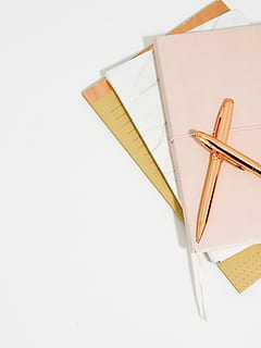 penne a sfera, rosa, taccuino, Due, oro, retrattile, penne, penna, rame, golf, carta, girato in studio, sfondo bianco, copia spazio, nessuno, in casa, natura morta, avvicinamento, matita, arte e artigianato, ritagliare, vuoto, creatività, giallo, forniture per ufficio, due oggetti, gruppo di oggetti, ufficio, semplicità, bloc notes, piccolo gruppo di oggetti, 4K, CC0, dominio pubblico, privo di copyright