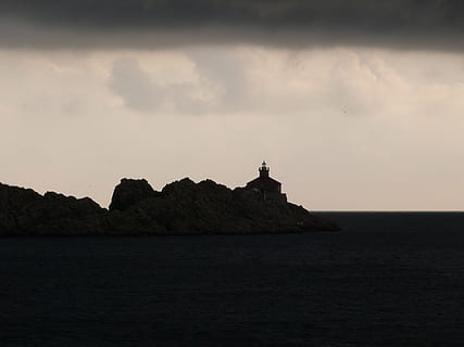 orageux, phare, dramatique, des nuages, mer, foncé, ciel, eau, architecture, nuage - ciel, paysages - nature, la nature, la tour, terre, tranquillité, personne, beauté dans la nature, front de mer, orientation, bâtiment, structure construite, Roche, scène tranquille, en plein air, 2K, CC0, domaine public, libre de droits