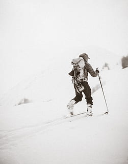 persona, excursionismo, montaña de nieve, foto en escala de grises, persona esquiando, nieve, tormenta, caminata, invierno, gente, al aire libre, deporte, deporte de invierno, esquí, temperatura fría, montaña, hombres, longitud total, una persona, actividad de ocio, gente real, ropa, estilos de vida, naturaleza, bastón de esqui, día, actividad, tierra, ropa de abrigo, Montaña cubierta de nieve, 5K, CC0, dominio público, libre de derechos