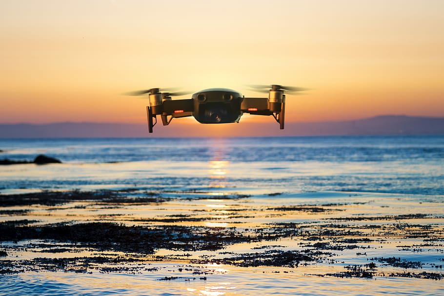 flyvende quadcopter drone, Brun, quadrokopter, flyvende, solnedgang, drone, udstyr, fjern, horisont, ocean, bølge, symmetri, dji mavic, elektronisk, hover, sol, lys, kyst, himmel, Midt i luften, hav, bevægelse, natur, transportmidler, vand, teknologi, strand, transportform, luftfartøj, overvågning, orange farve, sikkerhed, kamera - fotografisk udstyr, ingen mennesker, futuristisk, udendørs, 5K