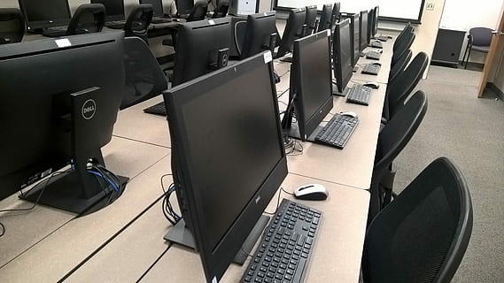 poste informatique, Salle informatique, éducation, technologie, ordinateur, laboratoire, éducation, La technologie, salle de cours, apprentissage, l'Internet, école, clavier, dans une rangée, à l'intérieur, personne, journée, chaise, meubles, siège, moniteur d'ordinateur, équipement informatique, table, clavier d'ordinateur, la communication, ordinateur de bureau, lien, vue grand angle, Bureau, équipement, la musique, 4K, CC0, domaine public, libre de droits
