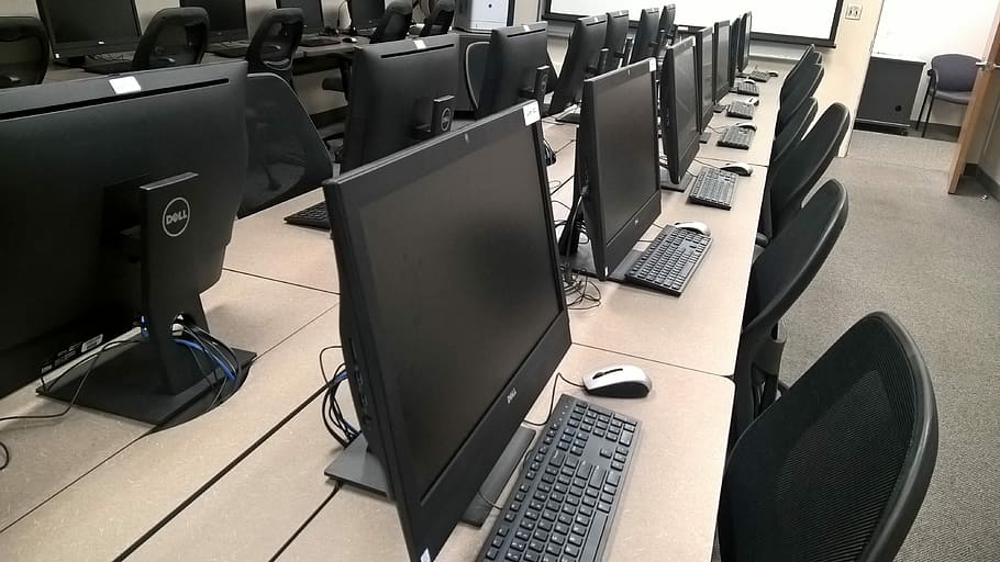 estació d’ordinador, laboratori de computació, educació, tecnologia, ordinador, laboratori, educació, tecnologia, escriptori, aula, aprenentatge, Internet, escola, teclat, en fila, a l'interior, cap gent, dia, cadira, mobles, seient, monitor d’ordinador, equips informàtics, taula, teclat d’ordinador, comunicació, PC d'escriptori, connexió, vista d’angle alt, oficina, equipament, música, 4K