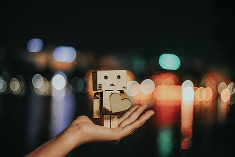személy, holding, barna, faipari, faragás, sekély, fókusz fotózás, fa, robot, alak, szív, mini, ábra, kéz, tenyér, doboz, karton, danbo, karakter, szomorú, sötét, éjszaka, Lámpák, bokeh, emberi kéz, emberi testrész, összpontosít az előtérre, közelkép, emberek, felnőtt, csak felnőttek, egy ember, megvilágított, művészeti kultúra és szórakozás, technológia, fény - természetes jelenség, testrész, fotózás témák, felismerhetetlen személy, vezeték nélküli technológia, fedett, életmóddal, ujj, emberi végtag, éjszakai élet, 4K
