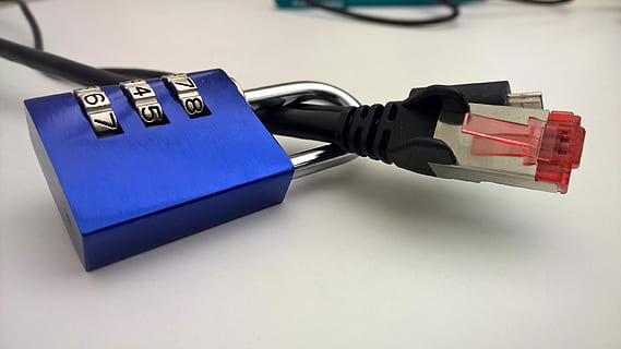 blauw, grijs, hangslot, ethernetkabel, privacybeleid, veiligheid, data overdracht, combinatieslot, kabel, computer, digitaal, toezicht houden, internet, netwerkaansluitingsstekker, verbinding, gegevens, communicatie, computer netwerk, technologie, detailopname, Draadloze technologie, binnenshuis, geen mensen, slot, kunst cultuur en entertainment, uitrusting, tafel, 2K, CC0, publiek domein, royaltyvrij