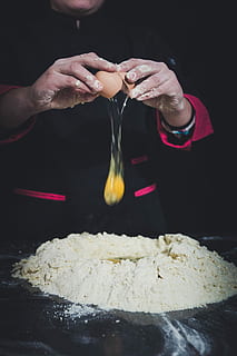 home, abocament, ou, farina, persona, posar, xef, forner, taula negra, mà humana, menjar, menjar i beguda, mà, preparació, frescor, part del cos humà, massa, persones reals, una persona, celebració, preparar el menjar, fabricació, a l'interior, secció mitjana, habitació domèstica, part del cos, dit, fons negre, 5K, CC0, domini públic, lliure de regalies