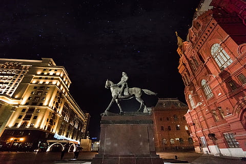 fotografía de bajo ángulo, hombre, equitación, estatua del caballo, Moscú, marshall, zhukov, cuadrado rojo, Kremlin, Rusia, Monumento, histórico, museo, arquitectura, edificio, rojo, ciudad, viaje, turismo, cuadrado, cielo, estatua, cultura, caballo, noche, destinos de viaje, exterior del edificio, estructura construida, escultura, representación, Arte y artesanía, iluminado, semejanza masculina, representación humana, vista de ángulo bajo, el pasado, historia, nadie, puerta de la ciudad, gobierno, 5K, CC0, dominio público, libre de derechos
