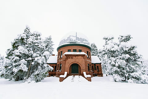 marrón, hormigón, casa, cubierto, nieve, Pinos, invierno, temperatura fría, blanco, al aire libre, árbol, naturaleza, arquitectura, exterior del edificio, nadie, estructura construida, el color blanco, planta, belleza en la naturaleza, cielo, día, edificio, congelado, tierra, destinos de viaje, nevando, Montaña cubierta de nieve, 5K, CC0, dominio público, libre de derechos