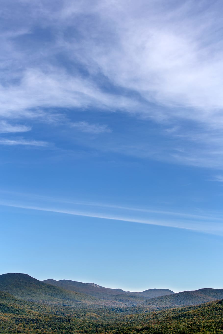 escènic, vista, muntanyes, núvols, la llum del dia, medi ambient, bosc, herba, idíl·lic, paisatge, naturalesa, a l'aire lliure, cel, tranquil, arbres, vall, boscos, bellesa a la natura, núvol - cel, tranquil·litat, escenics - natura, escena tranquil·la, blau, cap gent, dia, muntanya, escena no urbana, planta, terra, remot, Serra, pista de vapor, 5K