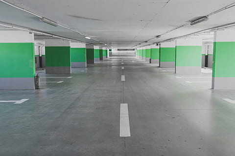 stationnement du bâtiment, intérieur, voiture, parc, sans pour autant, des voitures, architecture, bâtiment, structure, sol, sous-sol, plafond, vide, à l'intérieur, couleur verte, absence, personne, la communication, transport, illuminé, journée, structure construite, signe, construction de murs, dans une rangée, direction, la voie à suivre, colonne architecturale, matériel d'éclairage, symbole, parking, nettoyer, 4K, CC0, domaine public, libre de droits