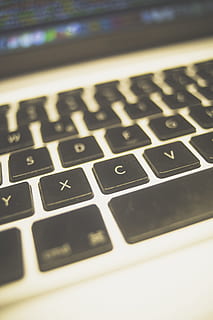 MacBook Pro, borrós, primer pla, ordinador, electrònica, focus, teclat, portàtil, llibre de mac, tecnologia, equips informàtics, comunicació, connexió, teclat d’ordinador, tecnologia sense fils, part de l’ordinador, clau d’ordinador, a l'interior, enfocament selectiu, text, cap gent, carta, alfabet, dispositiu d’informació portàtil, patró, 5K, CC0, domini públic, lliure de regalies