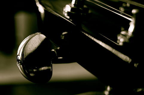 gitaar, draad, zwart, wit, geluid, instrument, muziek-, mechanica, zilver, glans, detailopname, muziekinstrument, focus op de voorgrond, kunst cultuur en entertainment, selectieve aandacht, enkel object, geen mensen, reflectie, muziekuitrusting, sport, glimmend, metaal, buitenshuis, extreem dichtbij, uitrusting, stilleven, activiteit, prestatie, nachtleven, 4K, CC0, publiek domein, royaltyvrij