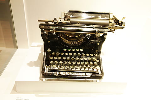 rašomoji mašina, gaboras, lobis, technologijos, retro stiliaus, patalpose, mašinos, Senovinis, nėra žmonių, įranga, studija, lentelė, Iš arti, komunikacijos, vienas objektas, baltas fonas, aukšto kampo vaizdas, senas, verslą, metalo, popieriaus, gamybos įranga, 4K, CC0, Viešasis domenas, nemokamai