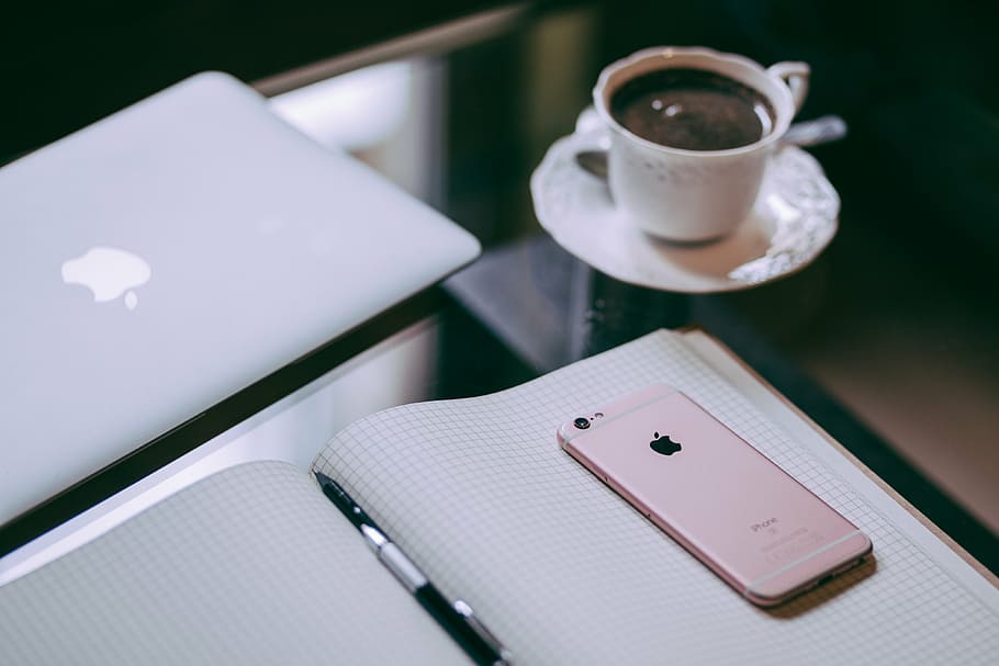 rosa, iphone d'or 6, 6s, superior, llibre gràfic, portàtil, ordinador, navegar, MacBook, recerca, escola, estudiar, negocis, iphone, poma, quadern, bolígraf, cafè, beure, borrós, cap gent, a l'interior, primer pla, dia, tassa, tassa de cafè, cafè - beguda, menjar i beguda, refresc, taula, publicació, bloc de notes, comunicació, llibre, vaixella, paper, centrar-se en primer pla, tecnologia sense fils, tassa de te, 4K