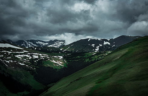 ennuvolat, cel, superior, muntanyes, muntanya coberta de neu, verd, muntanyes negres, neu, muntanya, núvol, vall, herba, naturalesa, paisatge, escenics, núvol - cel, Serra, a l'aire lliure, cloudscape, cap gent, cim de muntanya, turó, temps, medi ambient, escenics - natura, temperatura de fred, hivern, terra, bellesa a la natura, planta, tempesta, arbre, muntanya nevada, escena no urbana, arbre de coníferes, pi, 8K, CC0, domini públic, lliure de regalies