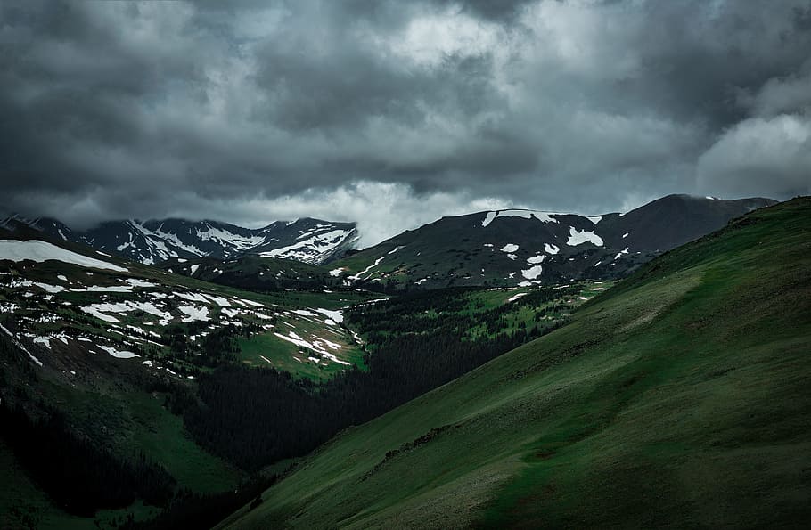ennuvolat, cel, superior, muntanyes, muntanya coberta de neu, verd, muntanyes negres, neu, muntanya, núvol, vall, herba, naturalesa, paisatge, escenics, núvol - cel, Serra, a l'aire lliure, cloudscape, cap gent, cim de muntanya, turó, temps, medi ambient, escenics - natura, temperatura de fred, hivern, terra, bellesa a la natura, planta, tempesta, arbre, muntanya nevada, escena no urbana, arbre de coníferes, pi, 8K