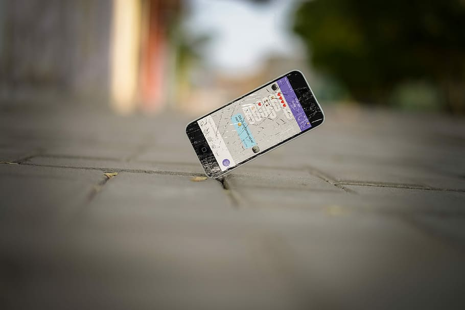 selektivní, zaměření fotografie, bilance telefonu, cihlová dlažba, prasklý, Černá, chytrý telefon, asfaltový kámen, obrazovka, iphone, pokles, rozbité, bezdrátové technologie, selektivní zaměření, sdělení, spojení, venku, den, technologie, přenosné informační zařízení, detail, nikdo, Příroda, jeden objekt, povrchu, dřevo - materiál, zábava, slunečního světla, sport, 5K