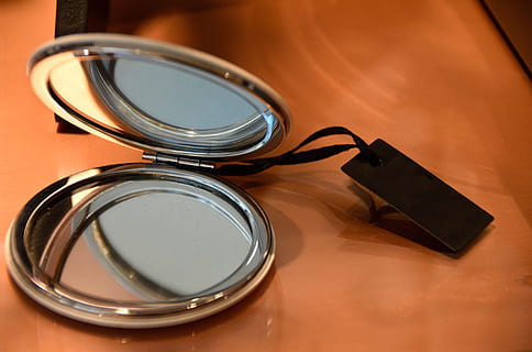 cosmetici, specchio, trucco, riflessione, argenteo, nessuno, avvicinamento, in casa, bellezza, giorno, contenitore, tavolo, gruppo di oggetti, brillante, vista dall'alto, vetro - materiale, natura morta, legno - materiale, concentrarsi sulle conoscenze acquisite, tecnologia, temi fotografici, cura del corpo e bellezza, 5K, CC0, dominio pubblico, privo di copyright