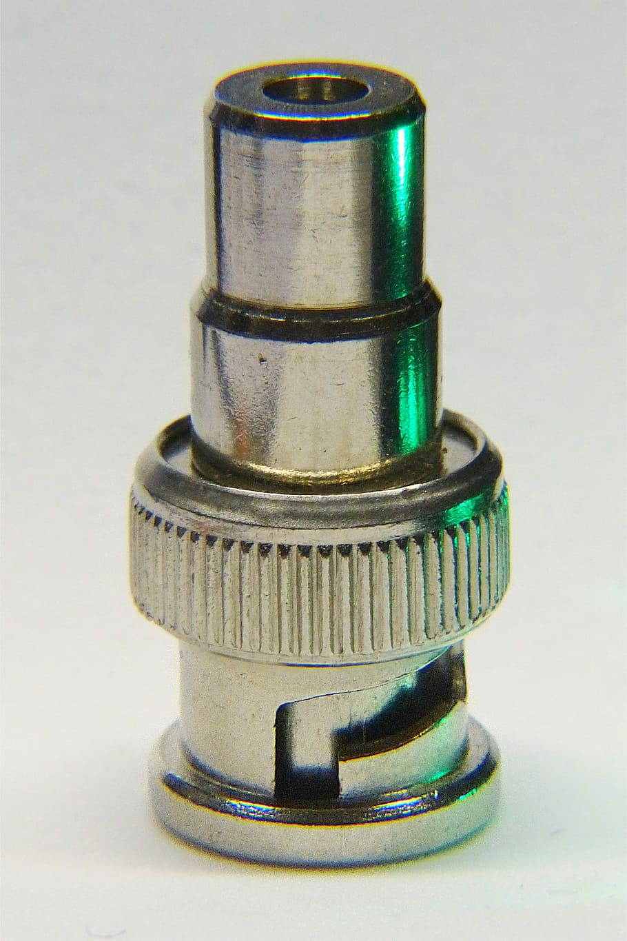 adaptador, chich, bnc, electrònica, endoll, chich-bnc, metall, adaptador de mesura, tecnologia, cap gent, primer pla, tir de l'estudi, dia, natura morta, a l'interior, fons blanc, tallar, connexió, centrar-se en primer pla, equipament, taula, sol objecte, lligat, vista d’angle alt, pila, corda, dos objectes, electricitat, aliatge, color plata, 2K