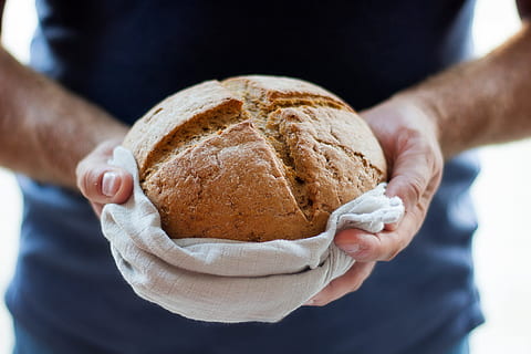 upéct, sušenky, cookies, pečení, vaření, kuchařka, jídlo, dezert, cukroví, hnědý, trh, prodat, vendorpastry, lidské ruky, ruka, část lidského těla, jídlo a pití, chléb, jedna osoba, svěžest, pečení chleba, hospodářství, detail, dospělý, bránice, uvnitř, pekařství, obsazení, bochník chleba, muži, snídaně, 5K, CC0, veřejná doména, bez autorských práv