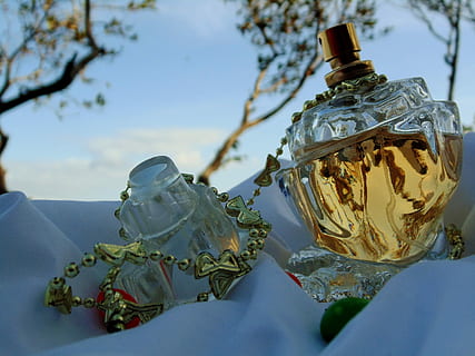profumo, nuvole, cielo blu, paesaggio, cielo, blu, sole, riflessione, nessuno, inverno, finanza, risparmi, Natale, avvicinamento, vetro - materiale, contenitore, concentrarsi sulle conoscenze acquisite, natura, pianta, giorno, albero, natura morta, trasparente, all'aperto, modello, arte e artigianato, vaso, messa a fuoco selettiva, decorazione, tessile, antico, 2K, CC0, dominio pubblico, privo di copyright