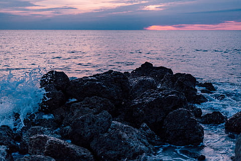 meri, valtameri, vesi, aallot, luonto, kiviä, rantakallio, horisontti, pilvi, taivas, auringonlasku, rannikko, ranta, rock, vankka, rock - esine, maisemat - luonto, kauneus luonnossa, maa, horisontti veden yli, pilvi - taivas, hämärä, tyyneys, rauhallinen kohtaus, ympäristö, ei ihmisiä, aurinko, ulkona, 5K, CC0, public domain, rojaltivapaa