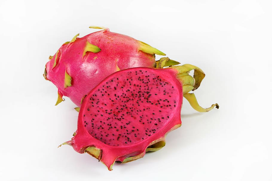 madur, fruita del drac, rodanxes, la meitat, blanc, superfície, fruita, vermell, alimentació saludable, menjar i beguda, fons blanc, tir de l'estudi, secció transversal, cap gent, sol objecte, color rosa, pitaya, menjar, benestar, frescor, primer pla, tallar, a l'interior, estil de vida saludable, natura morta, llavor, tall, 5K