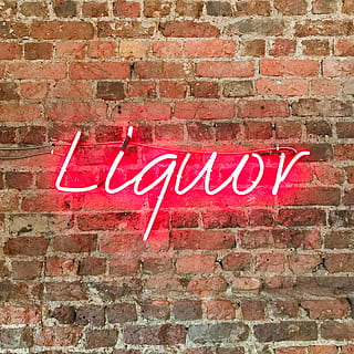 illuminato, rosso, segnaletica al neon liquore, mattoni, parete, piastrelle, struttura, design, muratura, liquore, luci, cartello, mattone, muro di mattoni, caratteristica della parete, sceneggiatura occidentale, testo, comunicazione, lettera maiuscola, architettura, struttura costruita, nessuno, esterno dell'edificio, informazione, singola parola, giorno, all'aperto, amore, Messaggio, 2K, CC0, dominio pubblico, privo di copyright