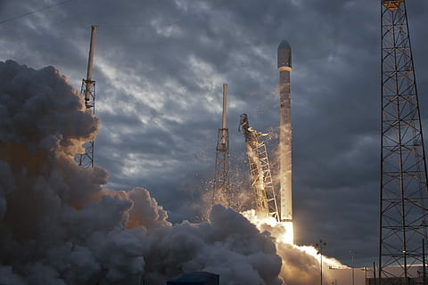 fotografie, sítě, přijímání, bílý, kouř, vedle, šedá, budova, raketa, zahájení, noc, temný, start rakety, zvedněte, výtah, prostor, nebe, mrak - nebe, průmysl, architektura, stavba, exteriér budovy, kouř - fyzikální struktura, nikdo, Příroda, venku, továrna, komín, paliva a energie, nízký úhel pohledu, otázky životního prostředí, životní prostředí, den, znečištění ovzduší, znečištění, krása v přírodě, 2K, CC0, veřejná doména, bez autorských práv