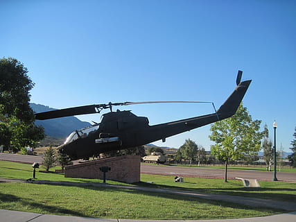 helikopter, cobra, maskine, motor, klinge, transportmidler, luftfart, himmel, kraft, luft, militær, flyvningen, fly, hær, pilot, gear, flyvende, design, løfte op, transportere, flyve, natur, plante, skyfri himmel, dag, sollys, blå, træ, ingen mennesker, græs, udendørs, Mark, våben, kampene, krig, solrig, konflikt, jord, 2K, CC0, offentligt domæne, royaltyfrie