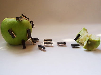close-up foto, appel, adapterlot, geïntegreerde schakeling, circuit, bestanddeel, elektronisch, ic, achtergrond, groen, fruit, voedsel, elektronica, Elektrotechniek, processor, bewerker, stroom, componenten, eten, arduino, Raspberry Pi, ketellapper, banaan pi, computertechnologie, informatie Technologie, versheid, appel - fruit, dieet, gezond eten, binnenshuis, stilleven, groene kleur, geen mensen, eten en drinken, detailopname, tafel, welzijn, groep objecten, tekst, studio opname, kopie ruimte, westers schrift, hoge hoekmening, communicatie, groep, 1080P, CC0, publiek domein, royaltyvrij