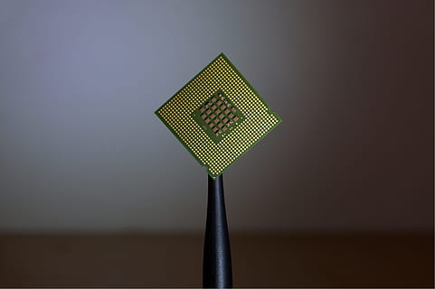 Person, halten, Computerzellenprozessor, Gold, Grün, Computerprozessor, Computerchip, Chip, Pentium, Mikrochip, einzelnes Objekt, Elektronik-Industrie, keine Leute, Technologie, Nahansicht, drinnen, Studioaufnahme, Fokus auf den Vordergrund, Sport, Elektrizität, Kommunikation, Kabel, Industrie, Geometrische Figur, Sicherheit, Wissenschaft, Eingabegerät, Zeichen, elektrische Lampe, elektrische Komponente, 5K, CC0, gemeinfrei, lizenzfrei
