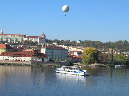 vista, moldau, riu, vaixell, turisme, globus, praga, edificis, aigua, transport, arquitectura, vaixell nàutic, exterior de l'edifici, estructura construïda, manera de transport, davant del mar, naturalesa, cel, dia, arbre, cel clar, ciutat, edifici, cap gent, volant, a l'aire lliure, embarcacions de passatgers, inflable, 2K, CC0, domini públic, lliure de regalies