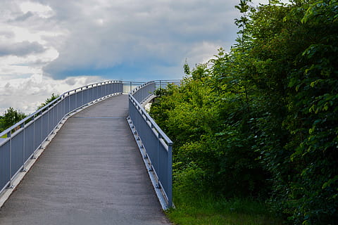 ponte, nuvens, arbustos, azul esverdeado, céu, verde, azul, longe, ponte - estrutura feita pelo homem, conexão, ao ar livre, o caminho a seguir, arquitetura, estrutura construída, plantar, árvore, direção, nuvem - céu, natureza, ninguém, dia, transporte, crescimento, corrimão, agua, Perspectiva Diminutiva, passarela, longo, 5K, CC0, domínio público, royalty free