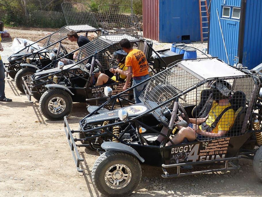 offroad, mallorca, parc divertit, transport, només homes, només adults, adult, gent, grup de persones, ocupació, persones reals, vehicle terrestre, manera de transport, homes, dia, treball, estructura construïda, arquitectura, llum solar, exterior de l'edifici, a l'aire lliure, grup, industria de la construcció, lloc de construcció, roba, uniforme, 1080P