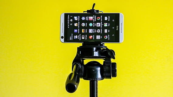 blanc, htc desire 626 smartphone, càmera, stand, htc, mòbil, trípode, android, smartphone, groc, connexió, comunicació, tecnologia, a l'interior, cap gent, tir de l'estudi, primer pla, telèfon, dia, funció de construcció de parets, nombre, precisió, equip mèdic, equipament, color negre, salut i medicina, fons de colors, hospital, text, instrument de mesura, penjant, il·luminat, 1080P, CC0, domini públic, lliure de regalies