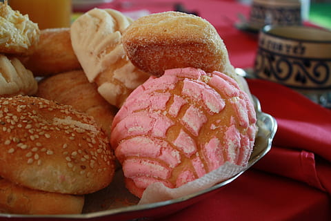 süßes Brot, Handwerker, Schale, Brot, Handwerker Brot, Mexikaner, handgemacht, Lebensmittel, Essen und Trinken, gebacken, drinnen, keine Leute, Nahansicht, Frische, fertig für den Verzehr, Fokus auf den Vordergrund, Genuss, ungesunde Ernährung, Stillleben, Süßes Essen, Süss, Variation, Dessert, Versuchung, Wahl, Tabelle, rot, Snack, 4K, CC0, gemeinfrei, lizenzfrei