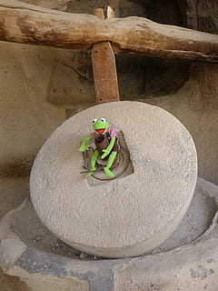 malūnas, akmuo, sumalkite, varlė, sėdėti, malūnas, akmuo, žalias, kermit, lėlė, Maistas ir gėrimai, nėra žmonių, patalpose, maisto, Žemdirbystė, šviežumas, dieną, aukšto kampo vaizdas, mediena - medžiaga, pobūdį, atstovavimas, Iš arti, žaislas, lauke, augalų, pasodintas augalas, kietas, žalia spalva, natiurmortas, žmogaus atstovavimas, augalų dalis, Rokas, 4K, CC0, Viešasis domenas, nemokamai