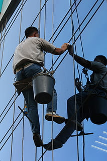 rondella, riflessione, lavoro, specchio, persone reali, occupazione, cielo, Inquadratura dal basso, uomini, giorno, cielo sereno, retrovisore, abbigliamento casual, natura, persone, cavo, blu, all'aperto, tecnologia, polo, lunghezza intera, due persone, palcoscenico, 4K, CC0, dominio pubblico, privo di copyright