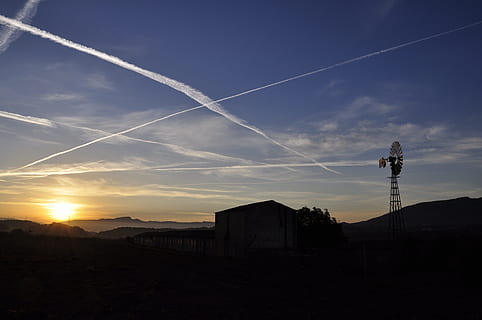 alba, Spagna, mulino, controluce, cielo, nuvola - cielo, scia di vapore, tramonto, natura, silhouette, architettura, struttura costruita, nessuno, esterno dell'edificio, bellezza nella natura, tecnologia, scenics - natura, la tranquillità, crepuscolo, blu, all'aperto, scena tranquilla, costruzione, luce del sole, 4K, CC0, dominio pubblico, privo di copyright