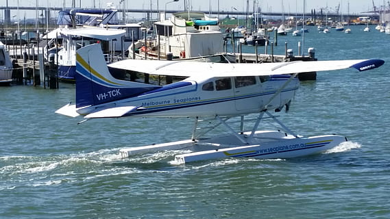 Flugzeug, schweben, Ebene, Luftfahrt, Wasser, Wasserflugzeug, Wasserfahrzeug, Transport, Transportmittel, Meer, festgemacht, Tag, Ufergegend, Natur, zufällige Menschen, Yacht, Reise, Bewegung, Sonnenlicht, Segelboot, Luxus, draußen, Hafen, Segeln, 5K, CC0, gemeinfrei, lizenzfrei