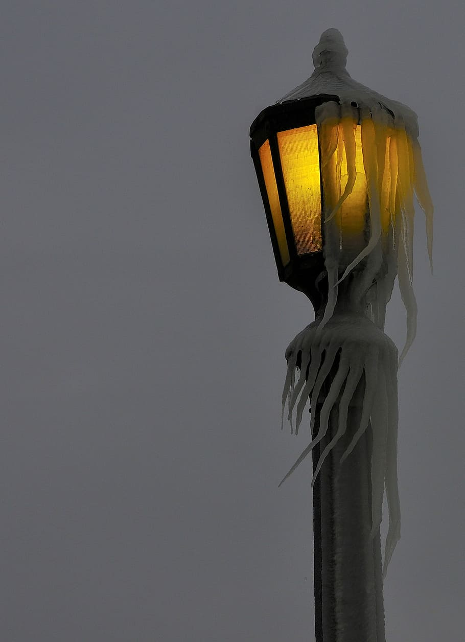 lámpara, linterna, noche, hielo, nadie, copia espacio, equipo de iluminación, Arte y artesanía, representación, representación humana, naturaleza, creatividad, cielo, de cerca, vista de ángulo bajo, semejanza masculina, amarillo, escultura, adentro, arte, estatua, polo, iluminado, naturaleza muerta, electricidad, ligero, 1080P