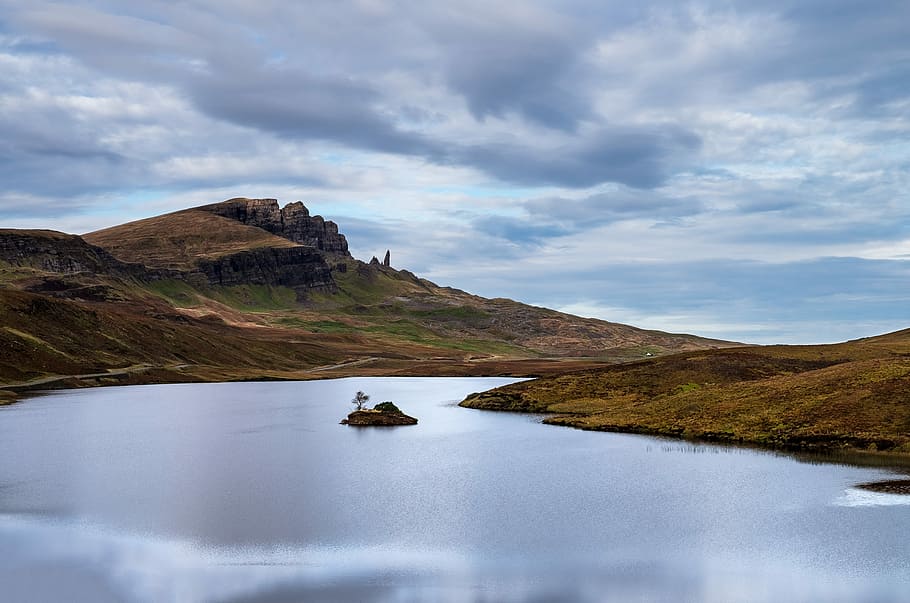 blau, cos, aigua, plana, camp, muntanya, daytie, llac, turó, núvol, cel, rural, Riba, illa, naturalesa, paisatge, terra, vell de storr, illa de skye, Escòcia, núvol - cel, escenics - natura, bellesa a la natura, cap gent, escena tranquil·la, tranquil·litat, escena no urbana, remot, dia, reflexió, idíl·lic, 4K