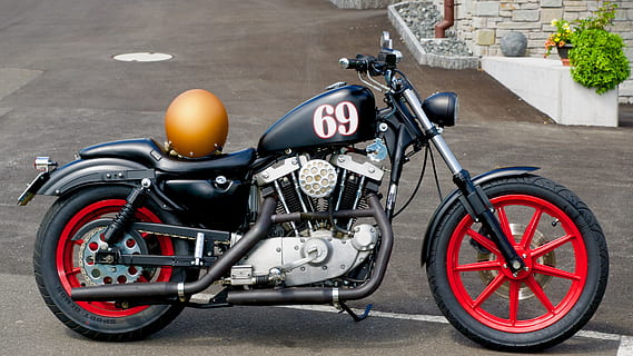 sort cruiser motorcykel, motorcykel, Eigenbau, konvertering, to cylindre, røde hjul, transportmidler, transportform, by, gade, vej, dag, land køretøj, stationær, rød, ingen mennesker, udendørs, skilt, beskyttelse, sikkerhed, rejse, arkitektur, tæt på, hjul, 5K, CC0, offentligt domæne, royaltyfrie